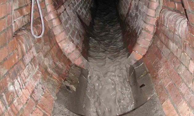 Pod vstupem do kanalizace je prohlube.