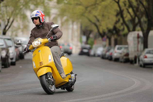 Matj Oliva si vyzkouel novou Vespu Sprint pímo v ulicích íma.