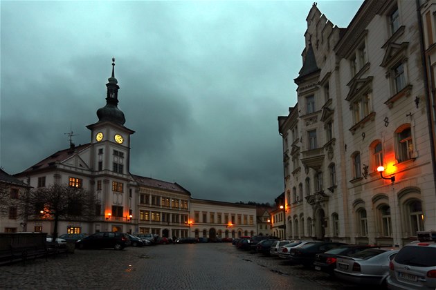 Loket je ochoten od krajské prmyslovky za jednu korunu pevzít bím - budovu