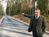 Ředitel hradeckých městských lesů Milan Zerzán ukazuje okruh pro cyklisty a... Ředitel hradeckých městských lesů Milan Zerzán ukazuje okruh pro cyklisty a...
