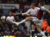 Jordan Henderson z Liverpoolu a Andy Carroll z West Hamu (vpravo) bojuj o m.