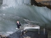 Koncert v ledov jeskyni na mezistanici.