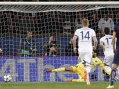 VYROVNN. Eden Hazard z Chelsea (17) promuje proti Pai penaltu.