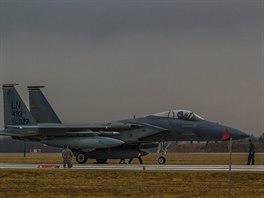 Americk letouny F-15 na litevsk zkladn iauliai