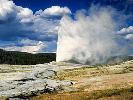 Gejzír Old Faithful, Yellowstonský národní park, USA. Gejzír je jedním z 300,...