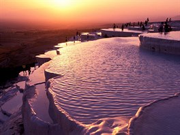 Pamukkale, Turecko. Pamukkale leí ve vnitrozemí asi 14 kilometr od msta...