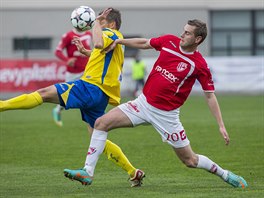 Zlnsk stoper David Hubek (vlevo) si chrn m ped dotrajcm Radimem...