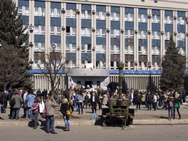 Prorut aktivist ped vchodem do sdla tajn sluby v Luhansku (8. dubna...