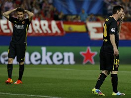 TOHLE NEN DOBR. Cesc Fbregas a Lionel Messi (vpravo) z Barcelony reaguj na