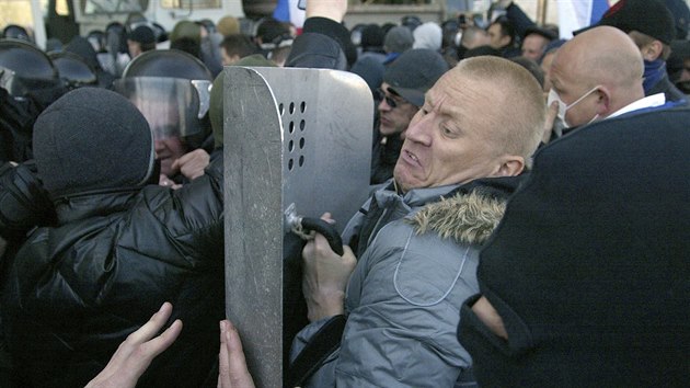 Stety mezi tkoodnci a proruskmi demonstranty v Doncku (6. dubna 2014)