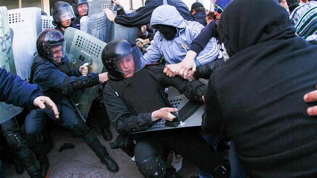 Stety mezi tkoodnci a proruskmi demonstranty v Doncku (6. dubna 2014)