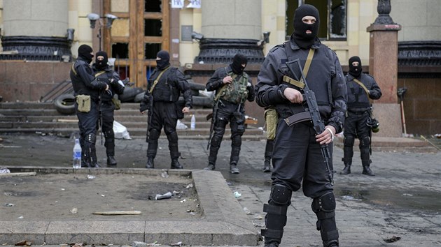 Obsazen edn budovy v Charkov vyklidily speciln jednotky (8. dubna 2014)