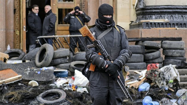 Obsazen edn budovy v Charkov vyklidily speciln jednotky (8. dubna 2014)