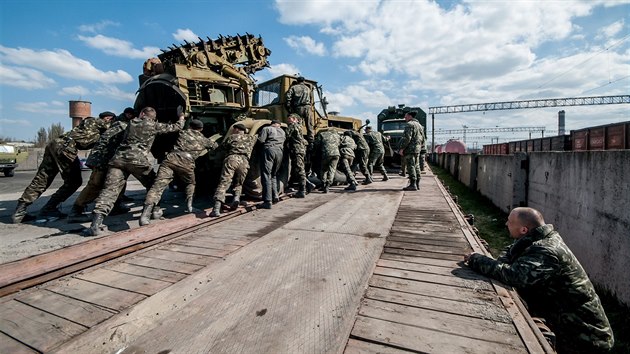 Rut vojci na Krymu nakldaj ukrajinskou vojenskou techniku na vlak (8. dubna 2014)