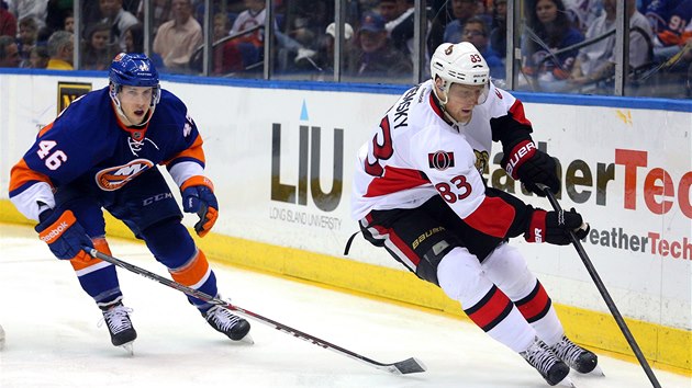 Matt Donovan z NY Islanders sleduje kouzla Alee Hemskho z Ottawy.