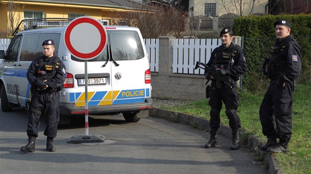 Policie hld okol chomutovsk ulice Kamenn Vrch, kde provd rekonstrukci vrady Romana Housky.