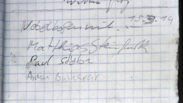 Ve vrcholov knce na Gabrielin vi se horolezci podepsali 15. bezna s poznmkou "kempovn v mlze".