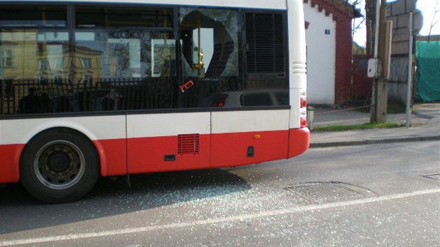 Mladk nevydrel ekn v kolon, proto rozbil okno autobusu a vyskoil ven (2.4.2014)