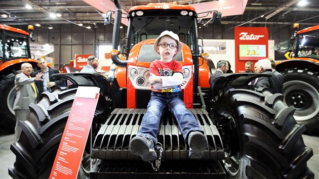 V Brn na veletrhu Techagro pedstavil Zetor svj nov model traktoru Forterra HD. Akce potrv do tvrtka. Na snmku mal Radek Dyka si Forterru tak prohldl.