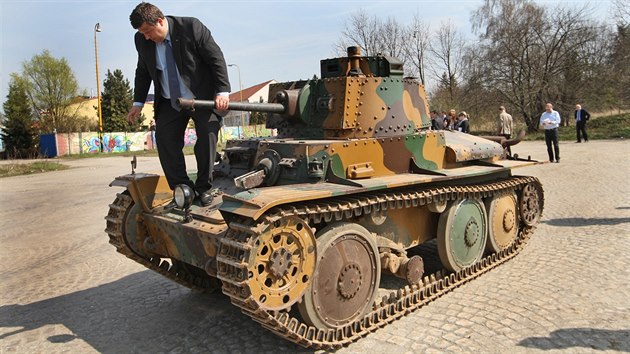 Pedvlen eskoslovensk tank LT vz. 38, kter u nkolik let slou pi ukzkch vojenskho muzea v Leanech, projde ve Vojenskm opravrenskm podniku v Novm Jin dkladnou rekonstrukc.