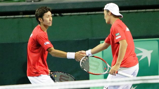 JAPONSK DUO. Jasutaka Uijama (vlevo) a Tacuma Ito dostali dvru pro sobotn tyhru proti eskm tenistm.