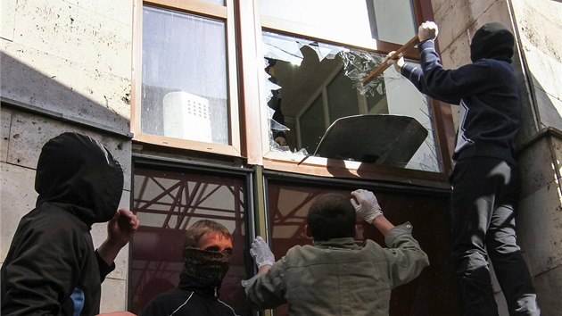 Prorut demonstranti obsadili bhem nedle vldn budovy v nkolika mstech na vchod Ukrajiny, napklad rezidenci guberntora v Doncku. (6. dubna 2014)