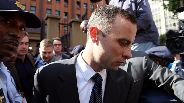 Oscar Pistorius odjd od soudu v Pretorii (8. dubna)