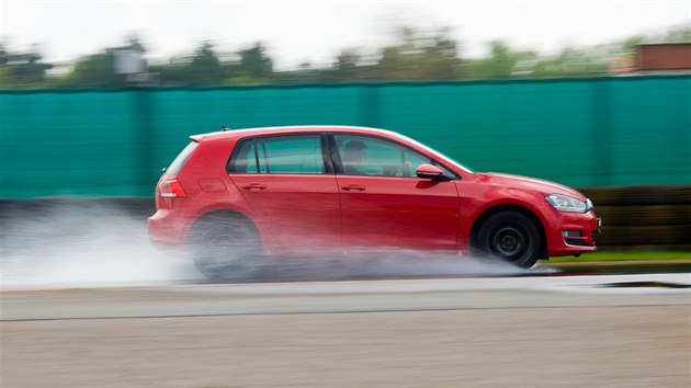 Test pneumatik provedl Autoklub R v Nmecku.