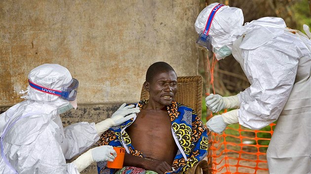 Pracovnci organizace Lkai bez hranic oetuj nemocnho, u nho testy prokzaly nkazu ebolou.