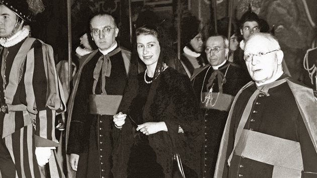 Budouc britsk krlovna Albta II. pichz na audienci k papei Piovi XII. (1951)