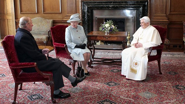 Britsk krlovna Albta II. se svm manelem princem Philipem pozvali papee Benedikta XVI. do palce Holyroodhouse ve skotskm Edinburghu. (16. z 2010)