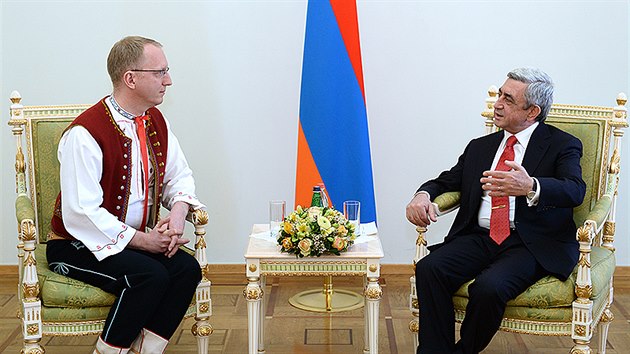 Velvyslanec Tom Pernick pi setkn s armnskm prezidentem Serem Sarkisjanem.