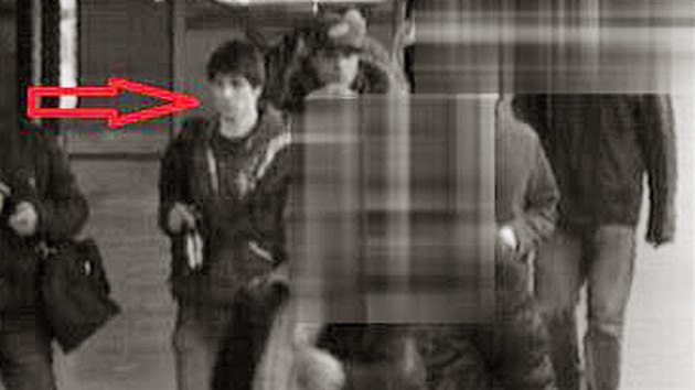 V metru Andl ukradl neznm en mobiln telefon, na tomto snmku pachatele kamery zachytily ve stanici Nov Butovice (1.3.2014)