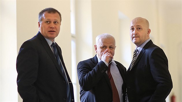 Exnmstek Vladimr ika (vlevo) a bval editel odboru informatiky ministerstva prce a socilnch vc Milan Hojer (vpravo) ped jednnm Mstskho soudu v Praze. (8. dubna 2014)