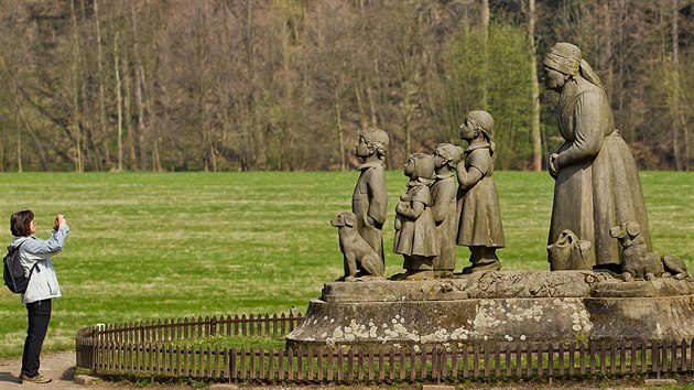 Pomník Babika s dtmi od akademického sochae Otto Gutfreunda v Babiin...