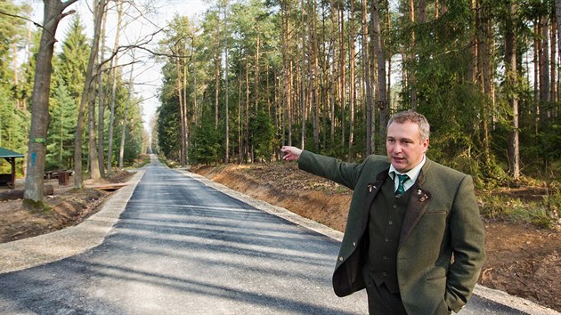 editel hradeckch mstskch les Milan Zerzn ukazuje okruh pro cyklisty a bruslae, kter bude dlouh 16 kilometr.