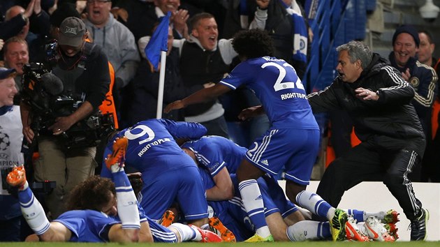 OSLAVA CHELSEA. V 88. minut dali fotbalist Chelsea postupov gl pes Paris St Germain a k oslavm hr u rohovho praporku se pipojil tak kou Jose Mourinho.