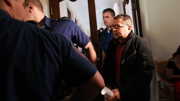 Jn Bakalr obvinn z pokusu o vradu a z loupee v souvislosti s loskm ozbrojenm pepadenm vozu bezpenostn agentury Loomis. (1. dubna 2014)