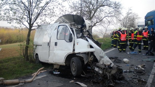 Dodvka zstala po elnm stetu s kamionem nedaleko aroic na Hodonnsku zcela zdemolovan. (2. dubna 2014)