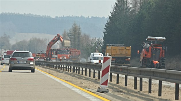 Drncav betonov panely nahrad jednolit betonov vrstva vytvoen pomoc finieru.