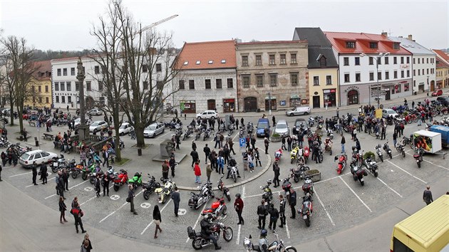 Pohled z vky na velkomezisk nmst s pznivci motocykl.