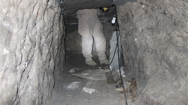 Amerit policist objevili dva propracovan tunely, kter mly patrn slouit pro paovn drog mezi Mexikem a Spojenmi stty. (4. dubna 2014)