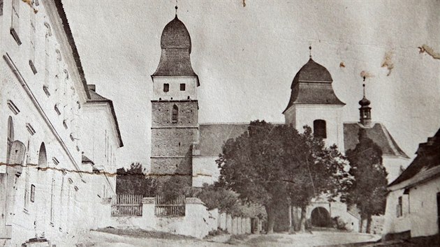 Kostel svatho Jana Ktitele ve Velk Btei na snmku z roku 1874. Kosteln ulice je i v souasnosti po 140 letech hodn podobn.