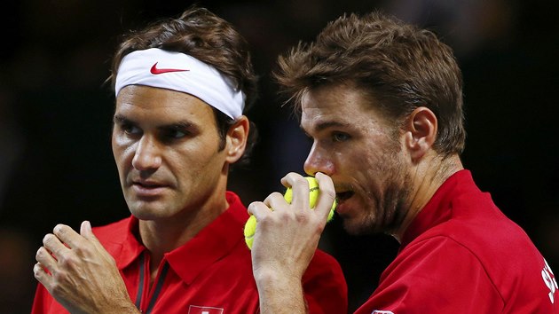 JAK NA SOUPEE. vcarsk hvzdy Stanislas Wawrinka (vpravo) a Roger Federer ve tvrtfinle Davis Cupu proti Kazachstnu. 