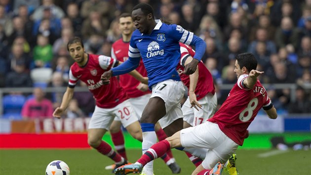 V OBLEEN. Romelu Lukaku z Evertonu prochz pes obrann val Arsenalu.