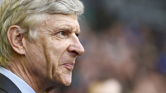 NESPOKOJEN. Trenr Arsenalu Arsene Wenger se netv zrovna naden.