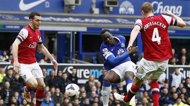 GLOV STELA. Romelu Lukaku z Evertonu proplil obranu Arsenalu a mn skre.