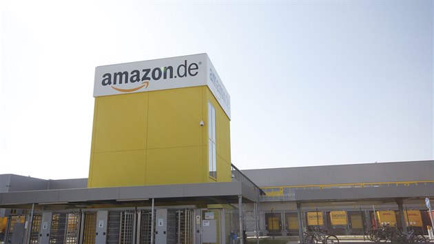 Logistick centrum Amazon.de v Grabenu u Michova, jedno z devti podobnch center v Nmecku