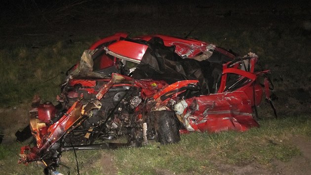 Osobn auto bylo po nehod zcela zdemolovan, jeho idi nraz do kamionu nepeil.