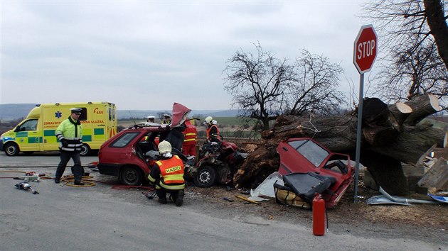 V beznu 2013 zemel po nrazu do stromu v kiovatce u Rataj padestilet idi ve felicii.